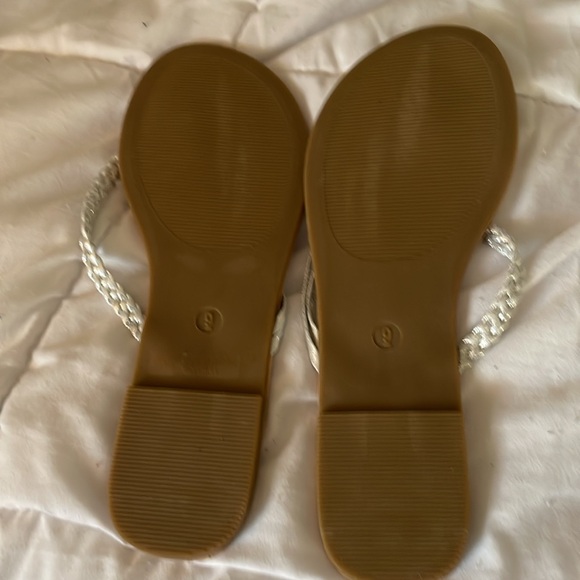New Soho sandals size nine silver color. Neutral can go with many outfits - Picture 3 of 3